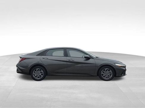Used 2024 Hyundai Elantra SEL FWD image 3