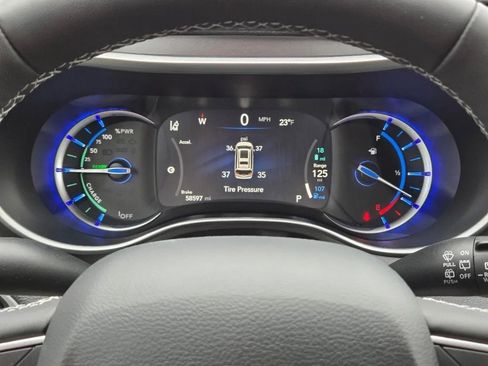 Used 2024 Chrysler Pacifica Select image 17