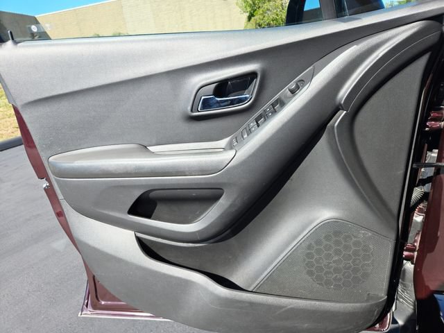 Used 2021 Chevrolet Trax LT w/ LT Convenience Package FWD image 28