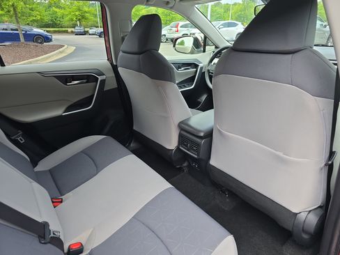 Used 2020 Toyota RAV4 XLE w/ Convenience Package FWD image 11