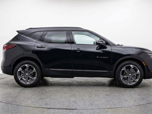 Used 2025 Chevrolet Blazer LT FWD image 11