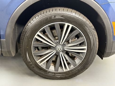 Used 2018 Volkswagen Tiguan SEL AWD/4WD image 32