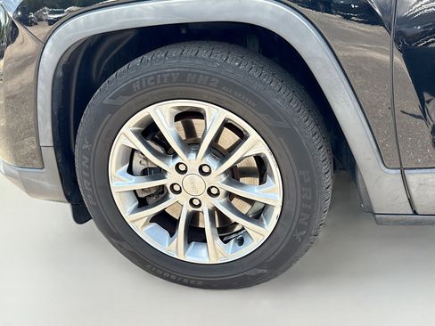Used 2019 Jeep Cherokee Latitude Plus FWD image 40