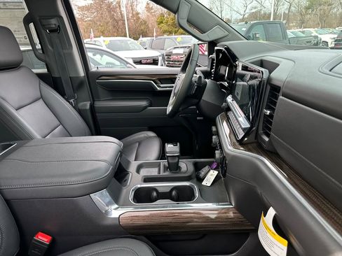 Used 2025 Chevrolet Silverado 1500 LT Trail Boss w/ Convenience Package II AWD/4WD image 34