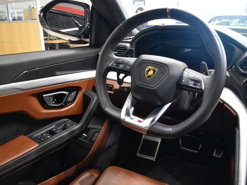 Used 2022 Lamborghini Urus AWD/4WD image 24