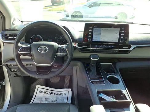 Used 2022 Toyota Sienna Limited image 8