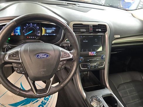 Used 2018 Ford Fusion SE w/ Fusion SE Technology Package FWD image 5