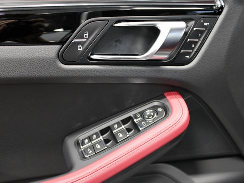New 2026 Porsche Macan image 25