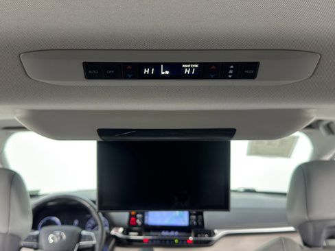 Used 2021 Toyota Sienna Limited image 38