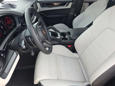 Used 2025 Porsche Cayenne GTS image 10