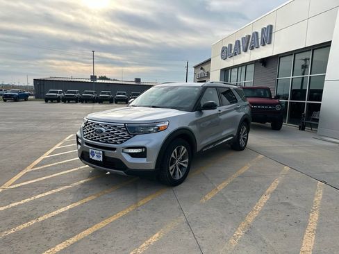 Used 2020 Ford Explorer Platinum w/ Premium Technology Package AWD/4WD image 3