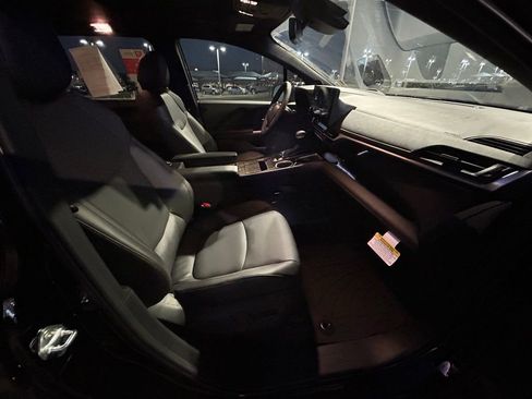 Used 2025 Toyota Sienna Platinum image 30