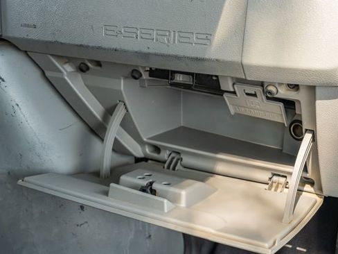 Used 2014 Ford E-350 and Econoline 350 XLT image 38