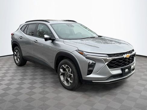 Used 2025 Chevrolet Trax LT w/ LT Convenience Package image 3