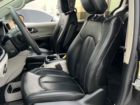 Used 2023 Chrysler Pacifica Touring-L image 26