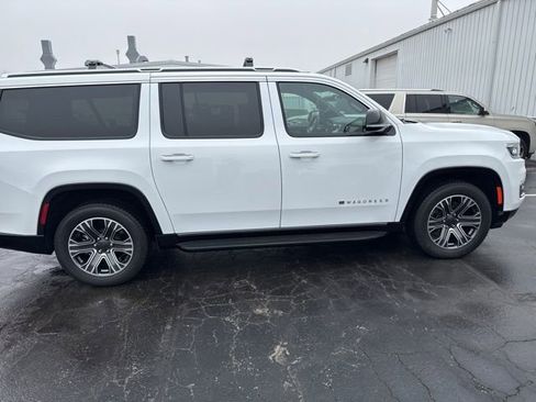 Used 2024 Jeep Wagoneer L 4WD w/ Premium Group I image 3