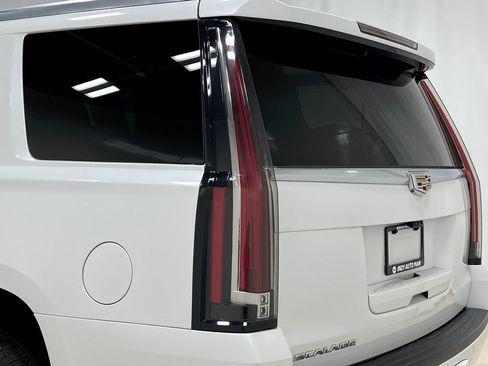 Used 2018 Cadillac Escalade Premium Luxury AWD/4WD image 43