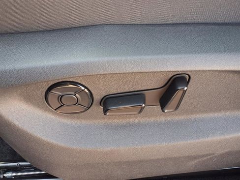 New 2025 Volkswagen Tiguan SE image 12