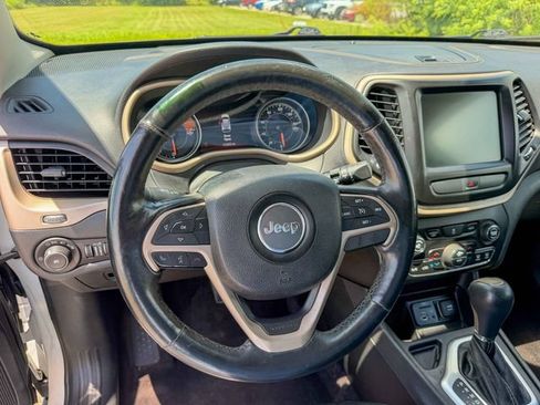 Used 2017 Jeep Cherokee Limited FWD image 6