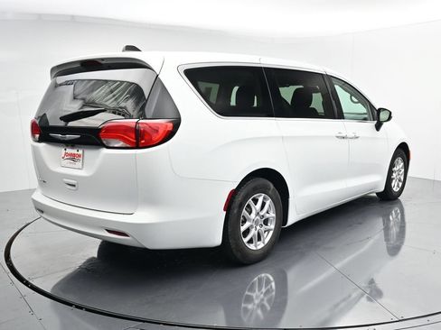 Used 2023 Chrysler Voyager LX FWD image 7