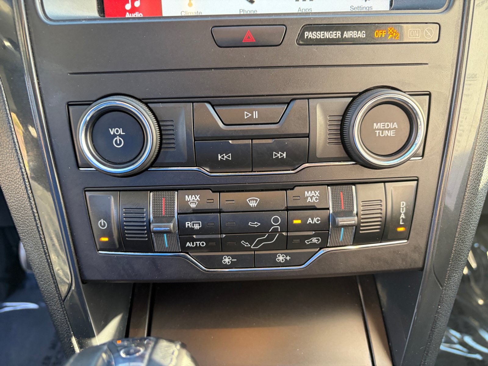 Used 2018 Ford Explorer XLT w/ Equipment Group 201A AWD/4WD image 21