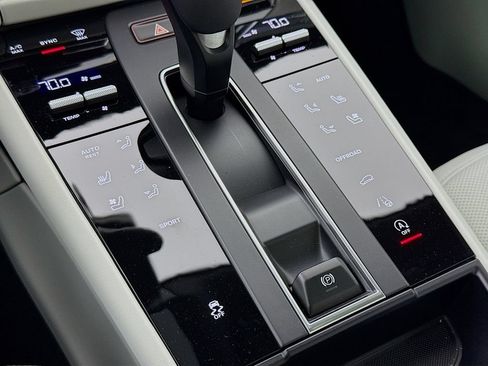 Certified 2025 Porsche Macan AWD/4WD image 23