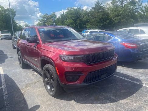 Used 2023 Jeep Grand Cherokee Altitude AWD/4WD image 3