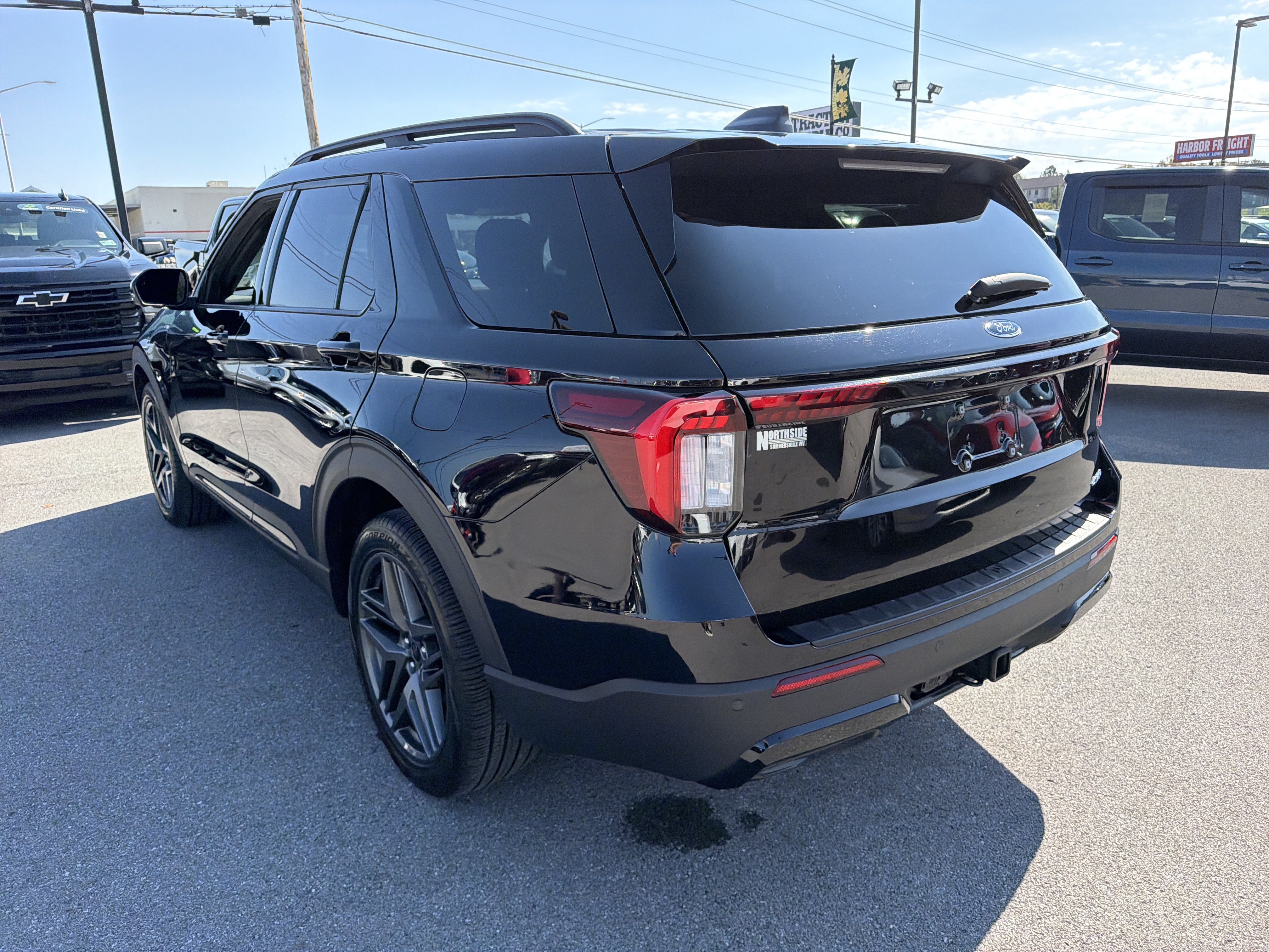 Used 2025 Ford Explorer ST-Line w/ ST-Line Street Pack AWD/4WD image 9