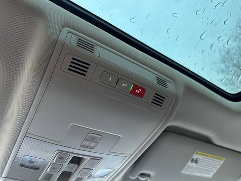 Used 2024 Volkswagen Taos SE w/ MDO Package image 26