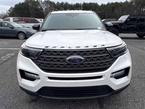 Used 2022 Ford Explorer XLT w/ Equipment Group 202A image 2