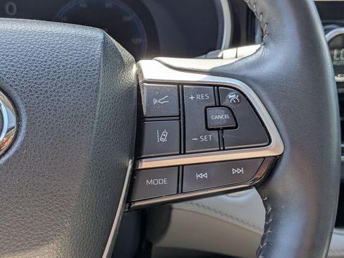 Used 2023 Toyota Highlander Limited image 13