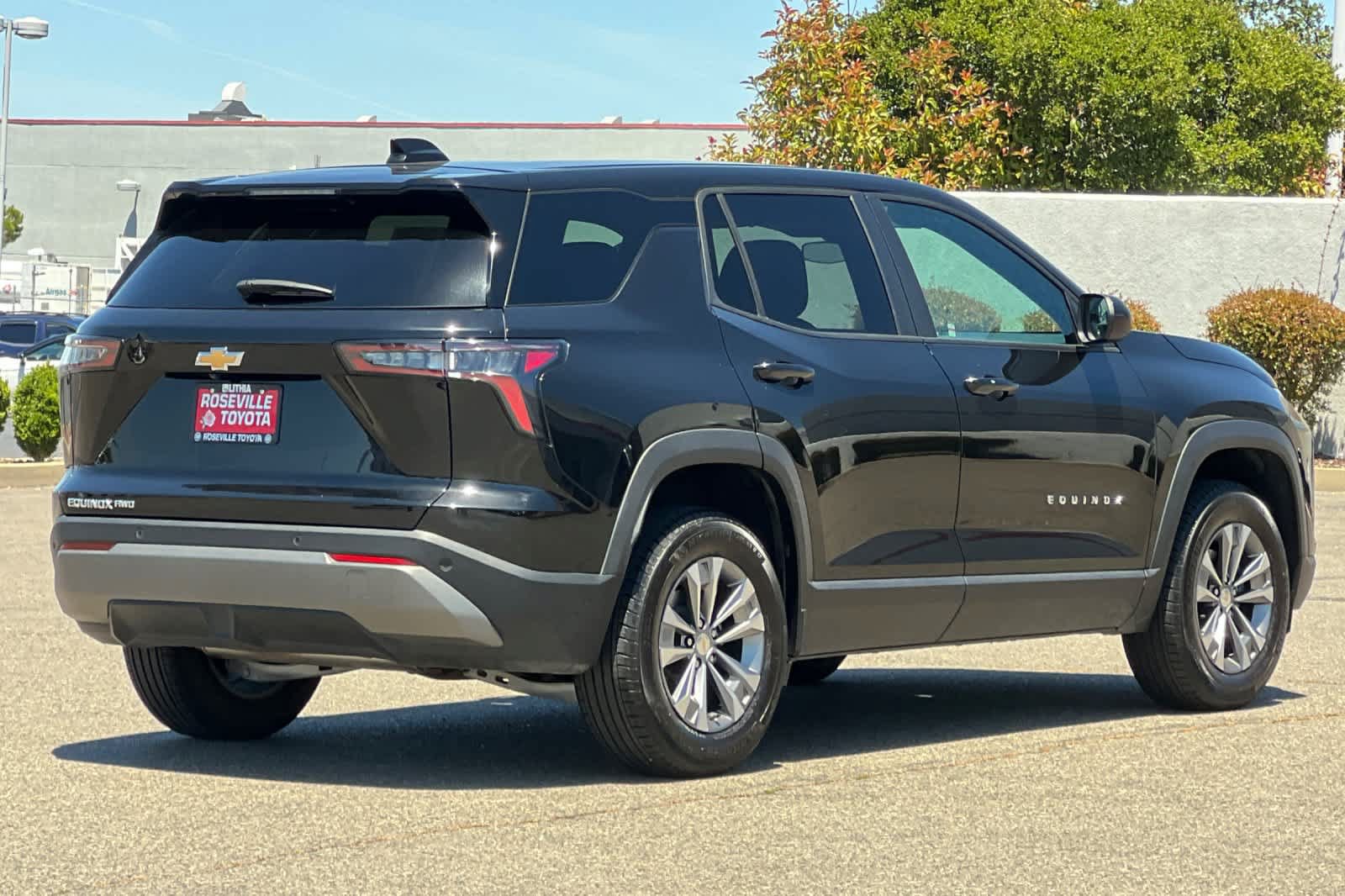 Used 2025 Chevrolet Equinox LT AWD/4WD image 2