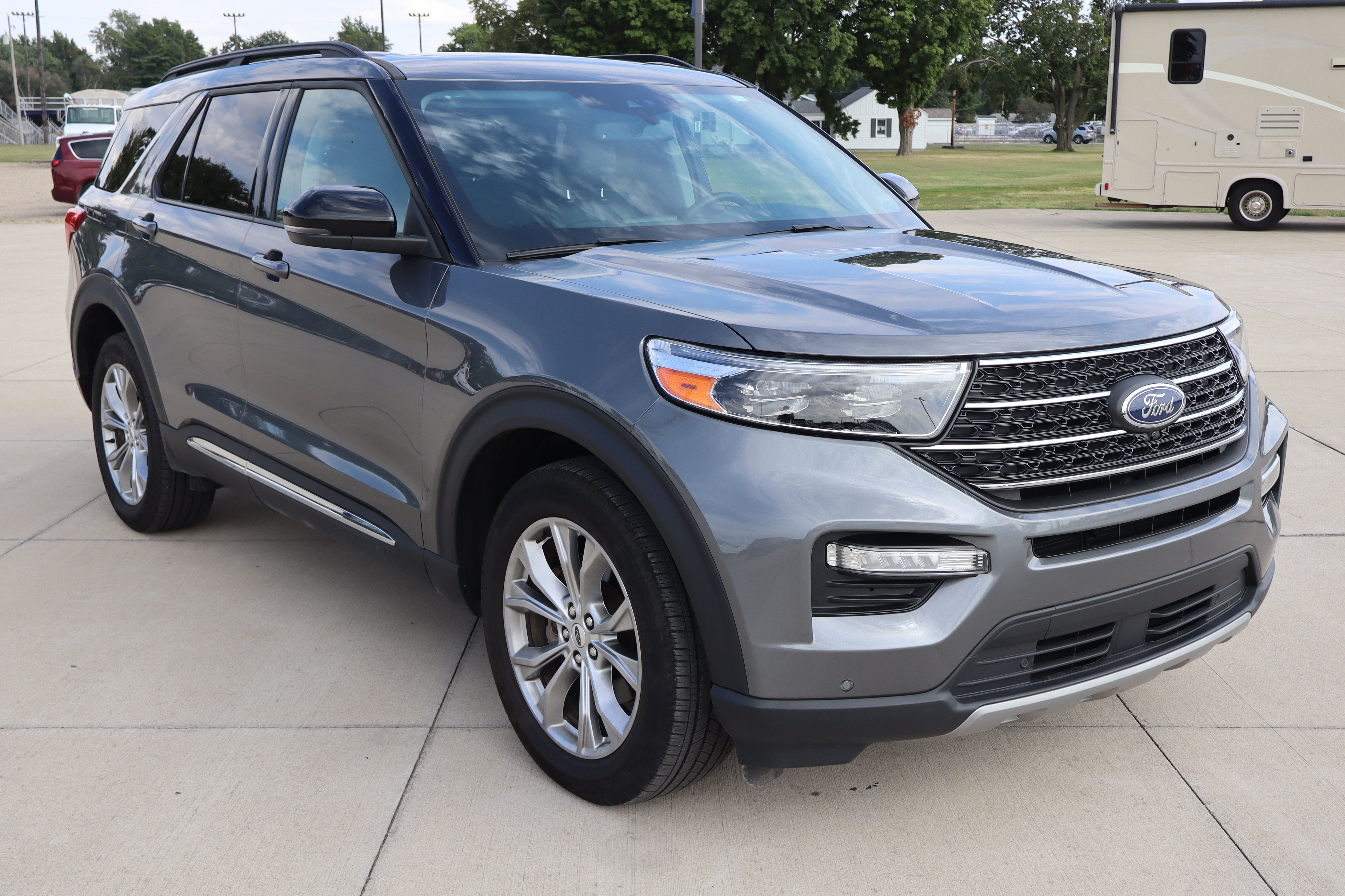 Used 2024 Ford Explorer XLT w/ Equipment Group 202A AWD/4WD image 3
