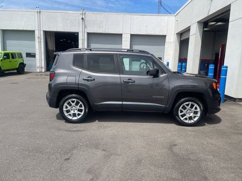Used 2019 Jeep Renegade Latitude AWD/4WD image 8