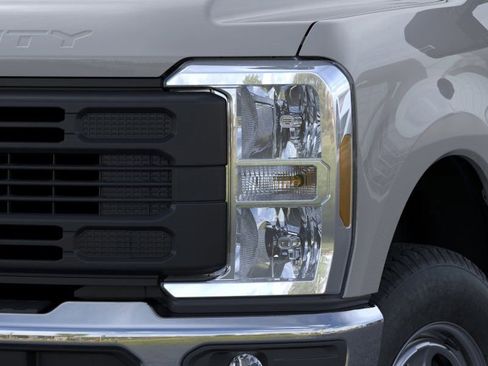New 2026 Ford F250 XL w/ XL Chrome Package image 18