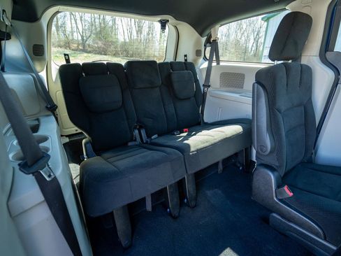 Used 2016 Dodge Grand Caravan SE FWD image 13