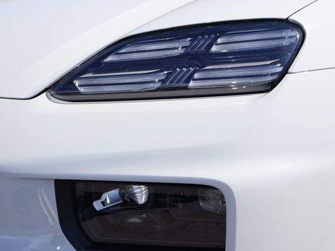 Certified 2026 Porsche Macan 4 Electric AWD/4WD image 13