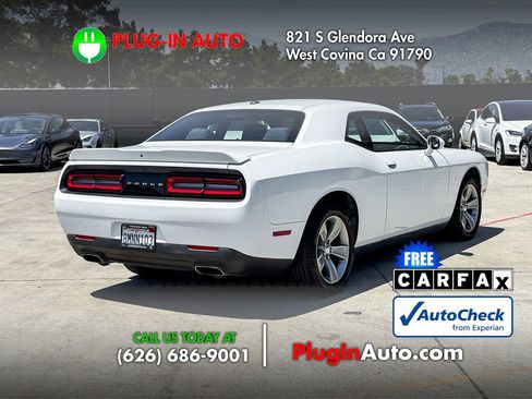 Used 2019 Dodge Challenger SXT RWD image 4