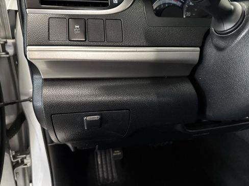 Used 2012 Toyota Camry SE w/ Leather Pkg FWD image 11