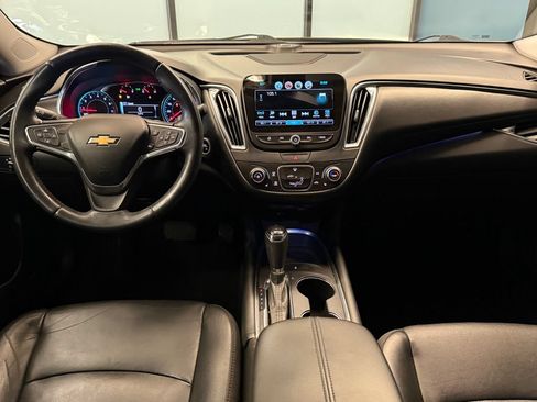 Used 2017 Chevrolet Malibu LT w/ Leather Package FWD image 9