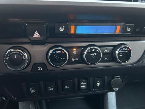 Used 2017 Toyota Tacoma TRD Sport w/ Premium & Technology Package image 18