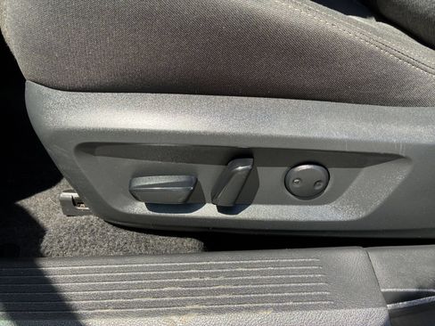 Used 2025 Nissan Rogue SV FWD image 21
