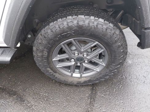 Used 2025 Jeep Wrangler Sport S image 28