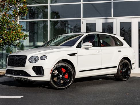 Used 2025 Bentley Bentayga image 1