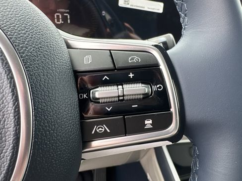 Certified 2025 Kia Carnival EX FWD image 23