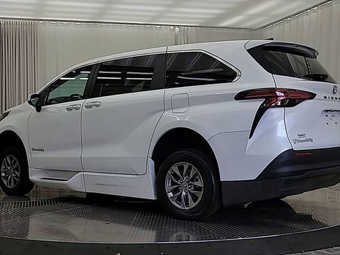 Used 2022 Toyota Sienna XLE image 9