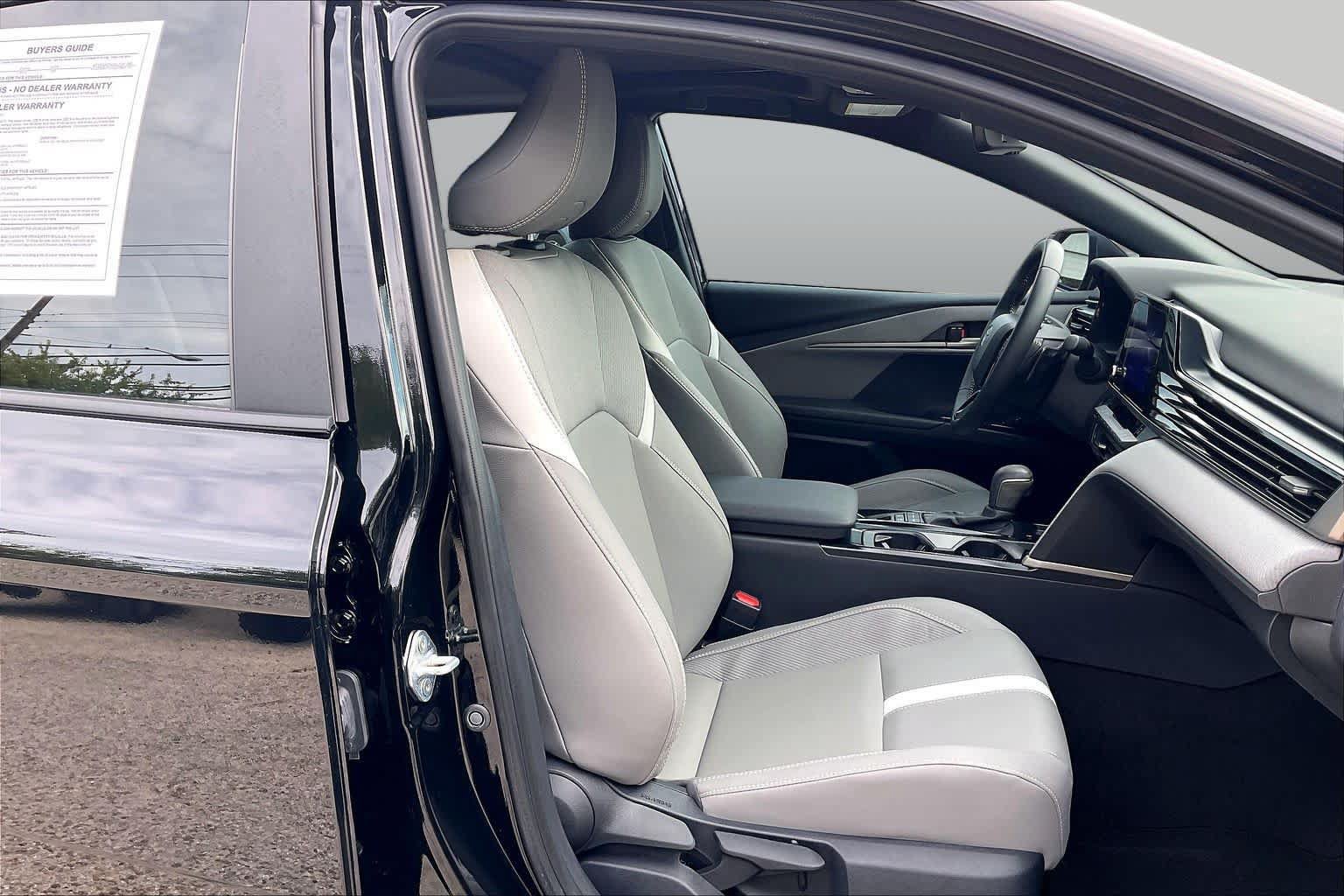 Used 2025 Toyota Camry SE w/ Convenience Package FWD image 9