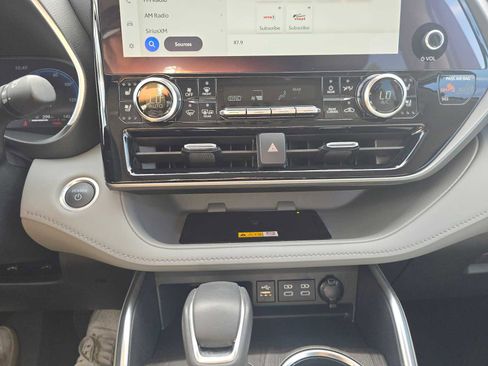 Used 2024 Toyota Highlander Limited image 30