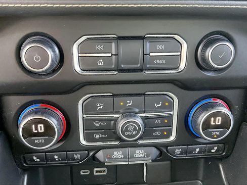 Used 2021 Chevrolet Tahoe Premier w/ Premium Package image 64