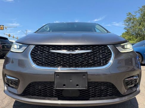Used 2022 Chrysler Pacifica Touring-L w/ Uconnect Theater Family Group FWD image 5